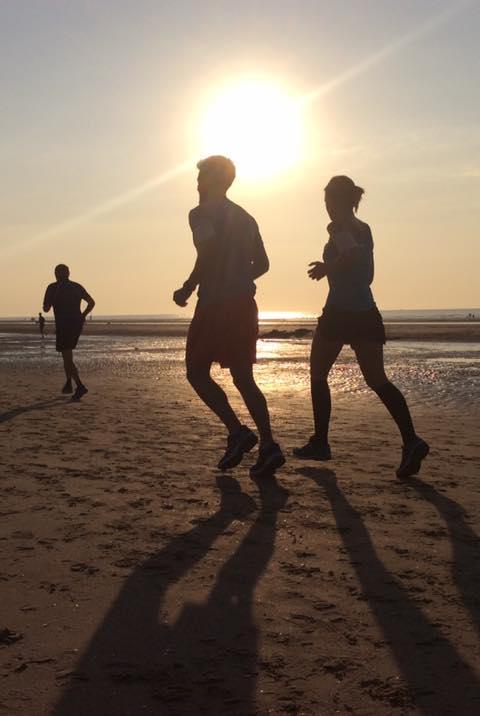 Loopwedstrijd met de ondergaande zon op de achtergrond