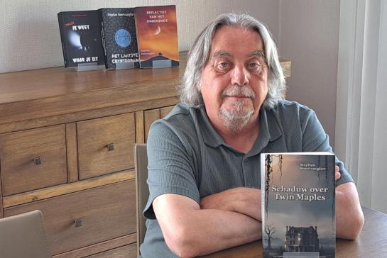 Auteur Stephan Swertvaegher met zijn boek Twin Maples