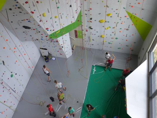 Druk bezette klimzaal van bovenaf gezien.