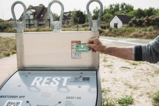 Iemand activeert de container met een Drop & Go badge