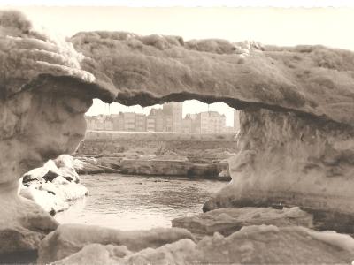 een brug van ijs op het strand